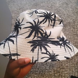 NWOT Black/White Palm Tree Bucket Hat with 22.8 in crown
